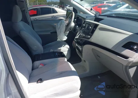 2012 Toyota Sienna Le V6 8 Passenger z USA, uszkodzony, nr VIN 5TDKK3DC7CS200870